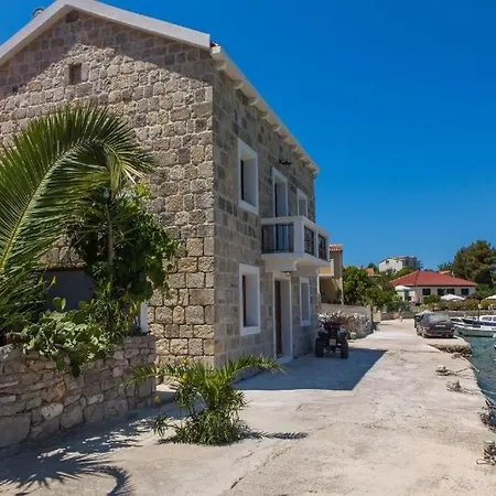 Holiday home Seaside Haven - Beachfront House With Jacuzzi