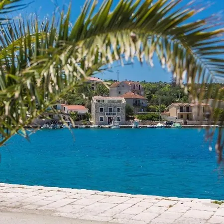 Seaside Haven - Beachfront House With Jacuzzi * Veliki Drvenik