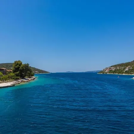 Seaside Haven - Beachfront House With Jacuzzi Veliki Drvenik